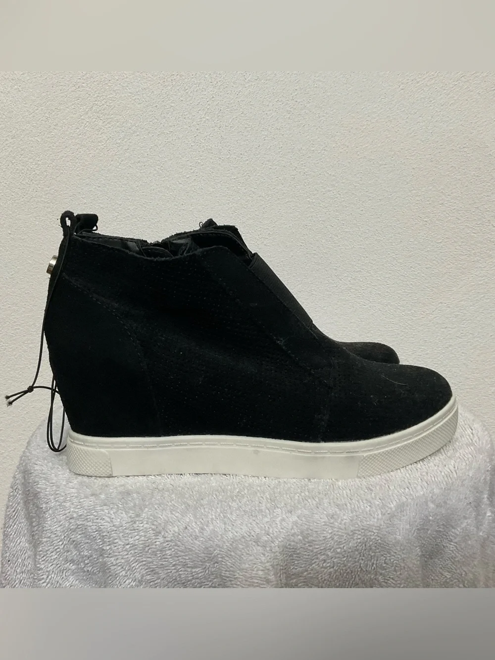 NWOT Steve Madden Flavy Black Leather Perforated Hidden Wedge Size 9